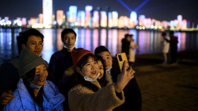Kehidupan normal kota Wuhan usai dihantam pandemi corona. (AFP/NOEL CELIS)/detik.com