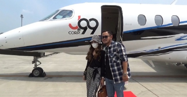 Pengusaha Gilang Widya Purnama bersama istrinya, Shandy Purnamasari di depan pesawat jet pribadi yang baru dibelinya.