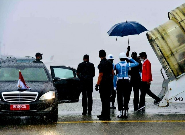 Presiden Jokowi landing di Palembang dalam kondisi hujan lebat