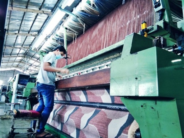  PT Lung Victory Carpet (LVC) berencana melantai di Bursa Efek Indonesia (BEI) guna mendongkrak daya saing di tengah ketatnya persaingan industri karpet. 