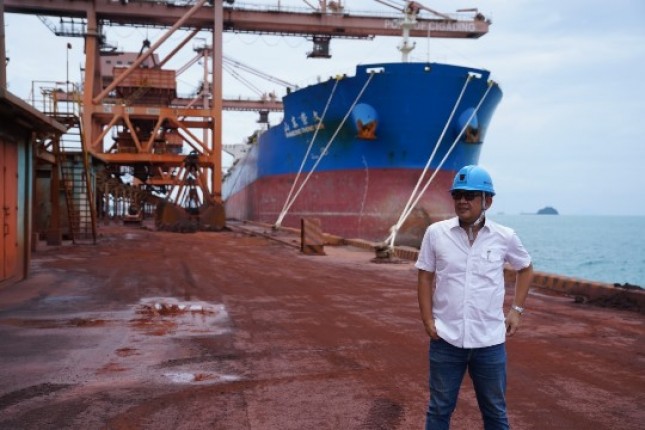 Akbar Djohan (Helm Biru) Selaku Direktur Utama PT Krakatau Bandar Samudera Ketika Melakukan Peninjauan Di Kompleks Pelabuhan Cigading Yang Terdapat Integrated Warehouse Terbesar Se-ASEAN.