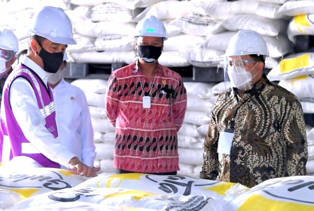 Presiden Jokowi Bersama Menperin Agus Gumiwang saat meninjau pabrik gula