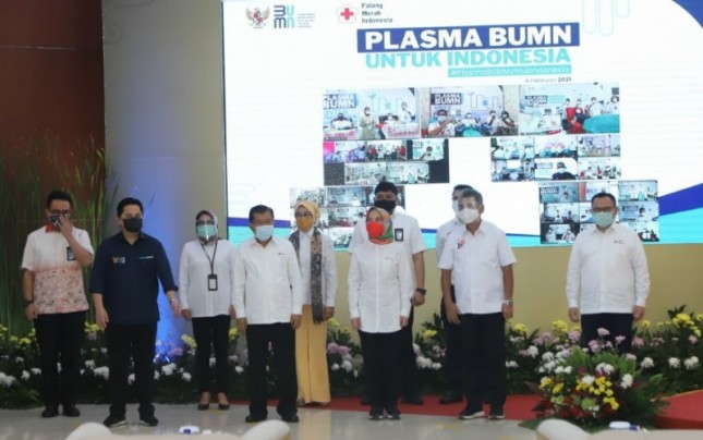 Menteri BUMN RI Erick Thohir (kedua dari kiri) saat memimpin launching program Plasma BUMN Untuk Indonesia, bersama Ketua Palang Merah Indonesia (PMI) Jusuf Kalla, Direktur Utama Pertamina Nicke Widyawati