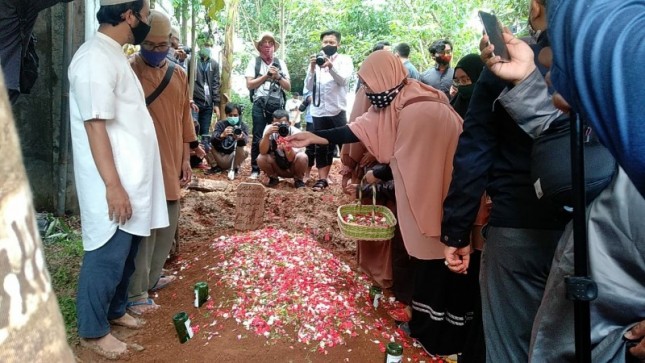 Keluarga Ustaz Maaher sedang tabur bunga (Dok Istimewa)