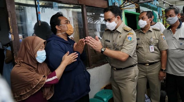 Gubernur DKI Jakarta Anies Baswedan saat bertakziah ke rumah duka dua anak korban tenggelam banjir