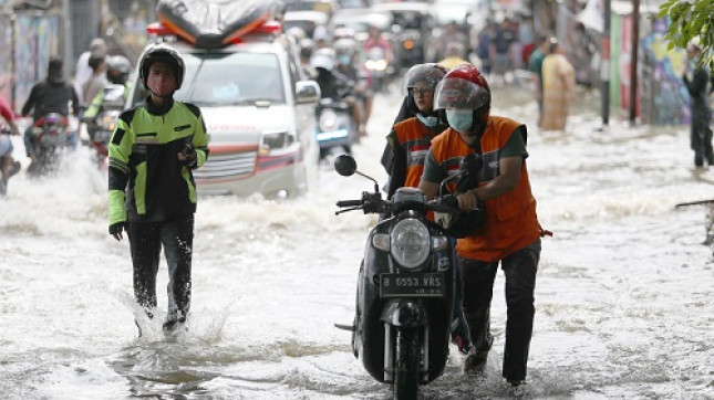 SiCepat Ekspres Salurkan Bantuan Untuk Korban Banjir di Kecamatan Periuk Tangerang