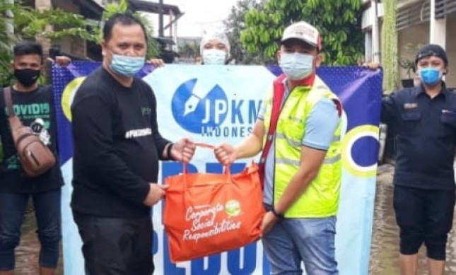 Ketua Jurnalis Peduli Kesehatan Masyarakat (JPKM) Irwen Azhari menyerahkan paket bantuan banjir kepada salah satu jurnalis terdampak banjir