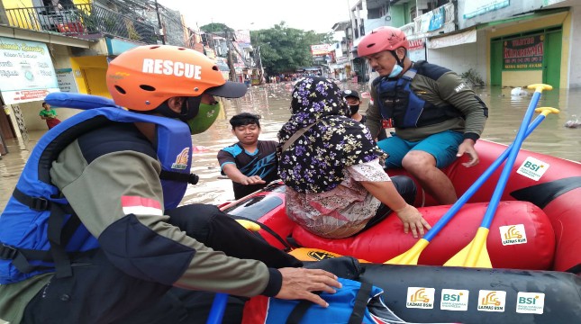 PT Bank Syariah Indonesia Tbk bekerjasama dengan Laznas BSM memberikan rangkaian bantuan kepada warga disekitar Jabodetabek yang terkena dampak banjir 