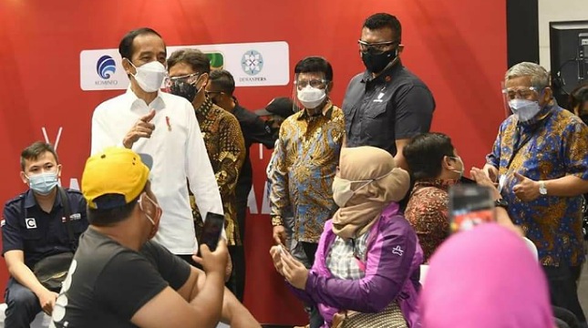 Presiden Jokowi meninjau Vaksinasi khusus wartawan 