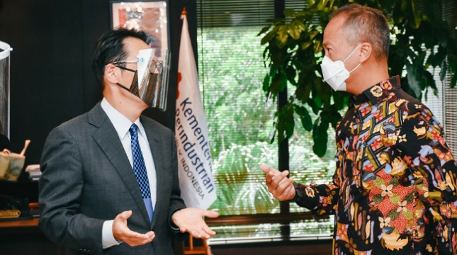 Menperin Agus Gumiwang Kartasasmita saat melakukan pertemuan dengan Duta Besar Jepang untuk Indonesia, Kanasugi Kenji