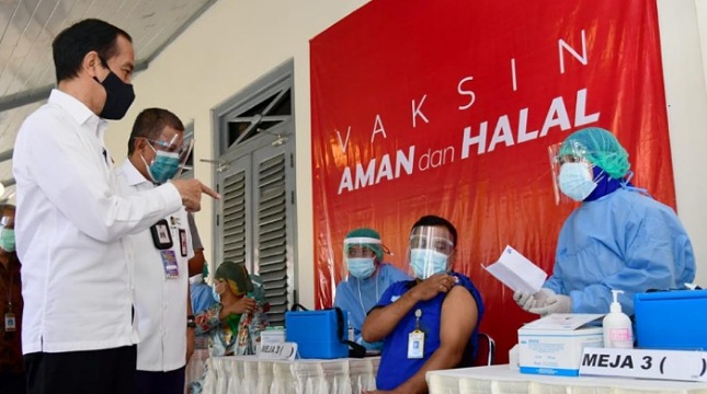 Presiden Jokowi meninjau pelaksanaan vaksinasi COVID-19 massal bagi pedagang Pasar Beringharjo