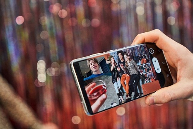 Salah satu varian Samsung Galaxy S21 Series 5G ketika digunakan untuk menonton yang menunjukkan ketajaman gambar dan kenyamanan saat menonton. (Foto: Humas PT Samsung Electronics Indonesia)