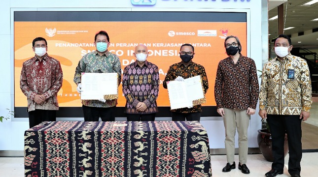 MenkopUKM Teten Masduki (tengah) seusai menyaksikan penandatanganan MoU antara Smesco Indonesia dengan PT Kimia Farma