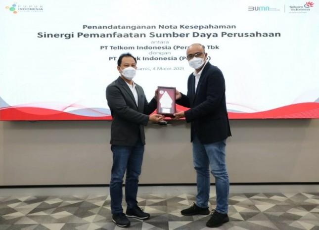 Direktur Enterprise & Business Service Telkom Edi Witjara (kiri) dan Direktur Transformasi Bisnis Pupuk Indonesia Panji Winanteya Ruky 