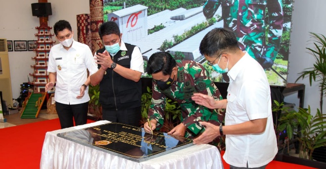 Panglima TNI Marsekal TNI Hadi Tjahjanto menandatangani perjanjian hibah keramik saat peresmian pabrik keramik Arwana Ceramics Plant 4B di Ogan Ilir.