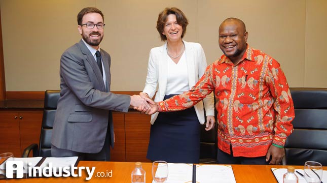  Bryse Gaboury, CEO & Founder Electric Vine Industries, Isabelle Kocher, CEO ENGIE Group dan Hengki Monim, Operational Manager Electric Vine Industries Papua