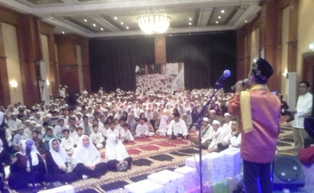 Ustadz Maulana menyampaikan Tausyiah di hadapan 500 anak Yatim Piatu dan Pengurus YJRS.