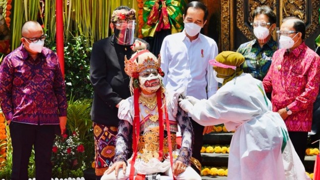Presiden Jokowi Tinjau Vaksinasi di Bali