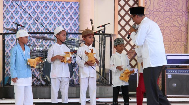  Summarecon Mal Bekasi juga turut berbagi kebahagiaan dengan berbuka puasa bersama 80 anak-anak yatim piatu. (Foto: IST)