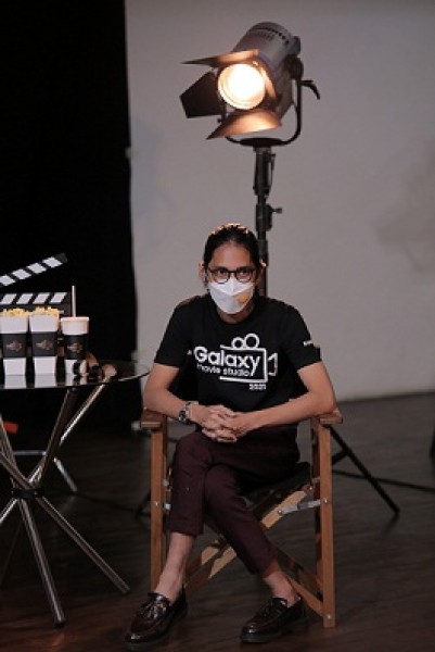 Angga Dwimas Sasongko, sutradara profesional Indonesia, yang menangani proses pembuatan film pendek “The Epic Movie” bersama sineas muda Kenza Luthfiani di Galaxy Movie Studio 2021. (Foto: Humas PT Samsung Electronics Indonesia)