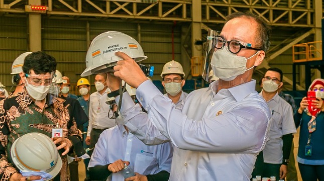 Menperin Agus Gumiwang Kartasasmita saat mengunjungi pabrik baru HSM milik Krakatau Steel