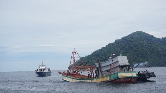 KKP dan Kejaksaan Tenggelamkan Lagi 4 Kapal Berbendera Vietnam di Pontianak