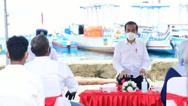 Presiden Jokowi berdiskusi dengan nelayan.