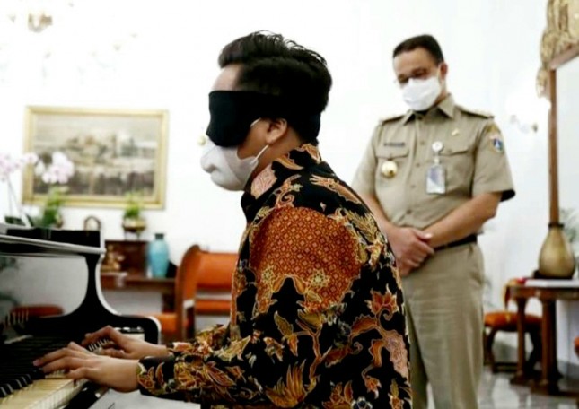 Gubernur DKI Jakarta Anies Baswedan bersama Jefery Pianis Muda