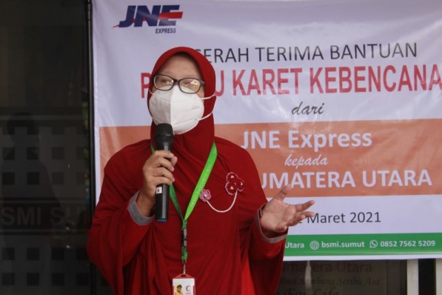 Ketua BSMI Sumut dr. Nuryunita Nainggolan, Sp.P (K) mengucapkan terima Kasih atas kepercayaan JNE Medan yang telah memberikan bantuan perahu karet kebencanaan