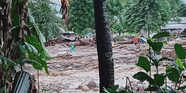 Bencana banjir bandang dan tanah longsor yang terjadi di Nusa Tenggara Timur (NTT), Minggu (4/5). 