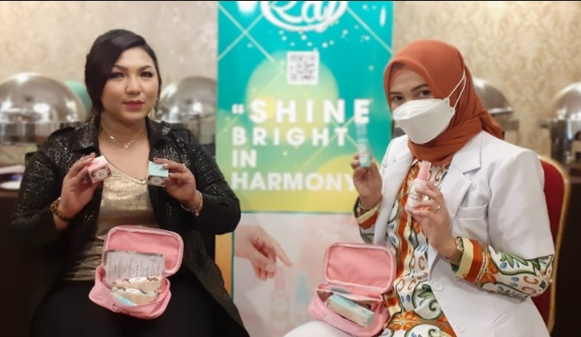 Owner Raj Beauty Skin Care Yayah Fitri Yani bersama konsultan kecantikan Dr. Nurul Widya