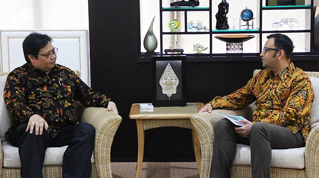 Menteri Perindustrian Airlangga Hartarto berbincang dengan Presiden Direktur PT Unilever Indonesia Tbk. Hemant Bakshi