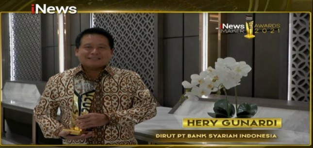 Direktur Utama Bank Syariah Indonesia Hery Gunardi menerima penghargaan dengan kategori The Best In Emerging Synergetic Business Initiative.