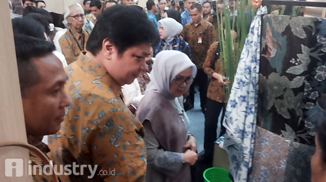 Menteri Perindustrian Airlangga Hartarto saat mengunjungi pameran GBN 2017 (Ridwan/INDUSTRY.co.id)
