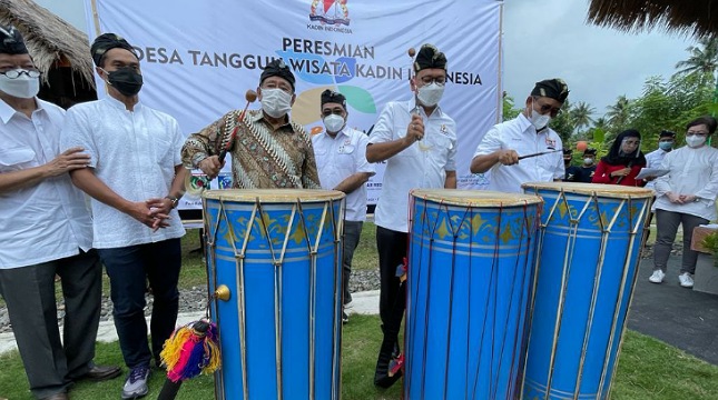 Ketua Umum Kadin Indonesia Rosan P Roeslani dan Gubernur Nusa Tenggara Barat Zulkieflimansyah saat meresmikan Desa Tangguh Wisata Tasola Lombok