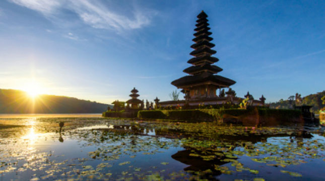 Ilustrasi Pura di Bali. (Momment/tonnaja.com)