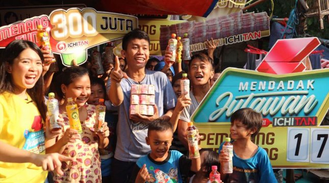 Tri Sutrisno (tengah) pemenang "Mendadak Jutawan" Rp300 juta dari Ichitan. (Foto: IST)