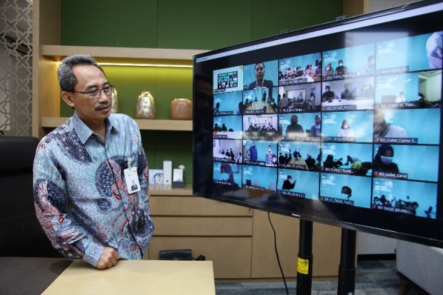 Direktur Retail Banking Bank Syariah Indonesia, Kokok Alun Akbar ketika menyaksikan secara virtual simbolis penandatanganan Akad Massal 1.500 Nasabah BSI KPR Sejahtera dengan total nominal Rp195 miliar