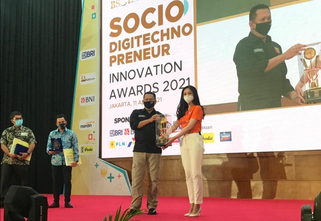 Founder dan CEO Kontrak Hukum Rieke Caroline, menerima award untuk juara pertama BSC Socio Digitechnopreneur Innovation Awards 2021 