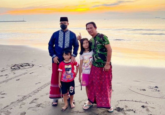 Gubernur Jakarta Anies Baswedan di Pantai Teluk Penyu Cilacap
