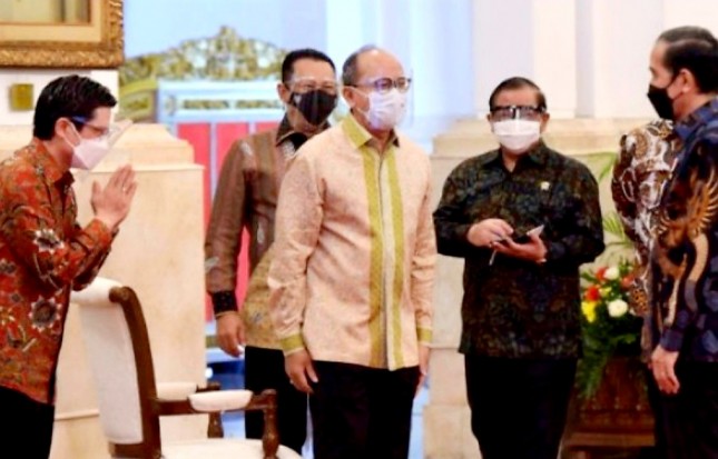 Presiden Jokowi bersama Ketum Kadin Rosan P Roeslani di Istana