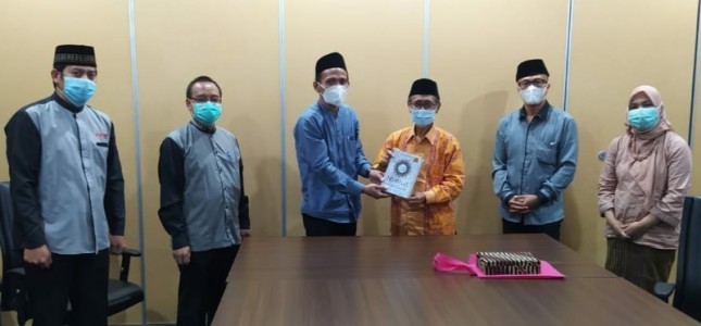 Dalam pertemuan lanjutan itu AWG sampaikan terima kasih dan memberikan cinderamata kepada Prof Sudarnoto