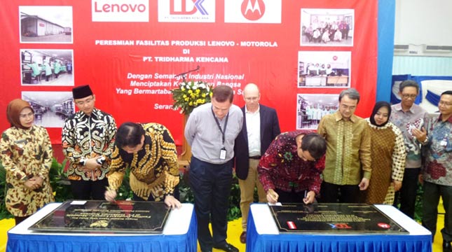 Peresmian fasilitas produksi telepon seluler (ponsel) Motorola dan Lenovo di PT. Tridharma Kencana (TDK), Serang, Banten