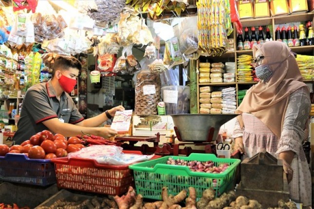 Account Officer Mikro Bank DKI (kiri) tengah memberikan penjelasan kepada seorang pedagang pasar (kanan) dalam kegiatan canvasing di Pasar Santa, Jakarta (28/04). Di tahun 2020 Bank DKI menyalurkan kredit sebesar Rp35,66 triliun. 