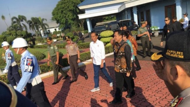  Sepatu  Kets  Presiden Jokowi  Dipilihkan Kaesang Putra 