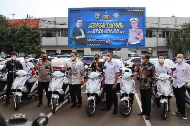 Sepuluh Motor Listrik BS Electric untuk Korlantas Polri