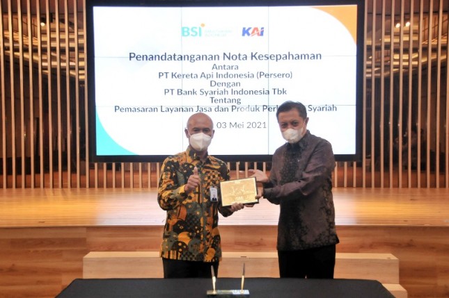Wakil Direktur Utama 1 Bank Syariah Indonesia, Ngatari (kiri); dan Direktur Keuangan PT Kereta Api Indonesia (Persero), Salusra Wijaya (kanan) dalam Penandatanganan Nota Kesepahaman antara BSI dan KAI