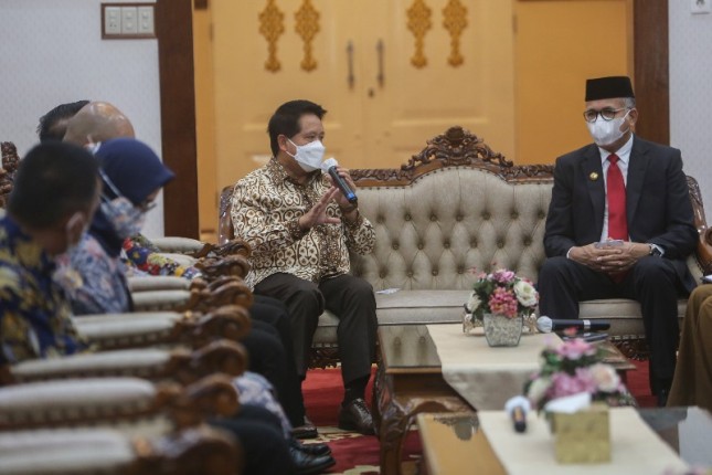 Gubernur Aceh Nova Iriansyah (kanan) dan Direktur Utama BSI Hery Gunardi berbincang dalam diskusi perbankan dan ekonomi di Aceh