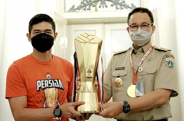 Gubernur Jakarta Anies Baswedna bersama Bambang Pamungkas Persija