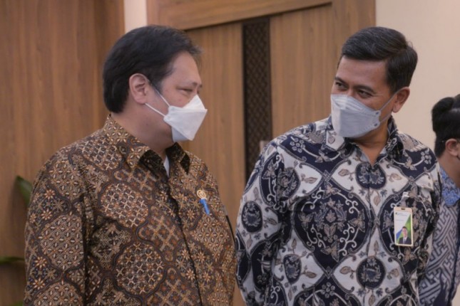 Menteri Koordinator Perekonomian Republik Indonesia Airlangga Hartarto di sela-sela kegiatan audiensi bersama dengan Direksi dan Dewan Pengawas BPJAMSOSTEK
